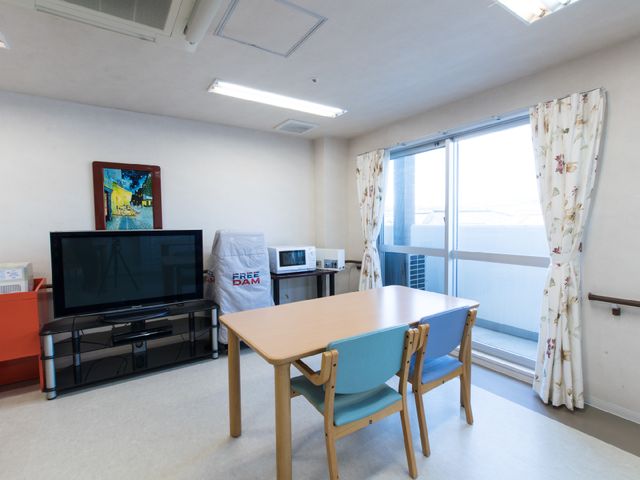 居室の日当たり良好な空間 共有スペース 採光をたっぷりと取り入れた居室です。居心地の良い空間でリラックスした時間を過ごせる環境が整っています。