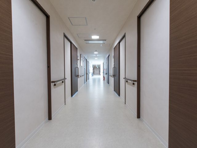 明るく清潔な廊下 廊下 手すりが設置された、ゆったりとした廊下です。通路は明るく、清潔感があり、快適にお過ごしいただける環境が整っています。