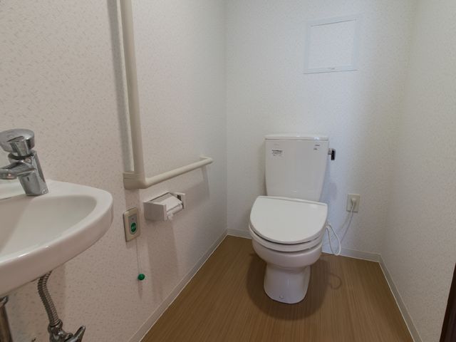快適な設備のトイレ空間 トイレ 手すりが設置された清潔で使いやすいトイレ。安全かつ自立した生活のサポートを考えた設計になっています。