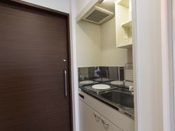 洗面台と収納のある部屋