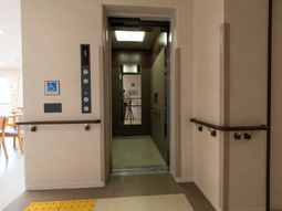バリアフリーのエレベーター入口