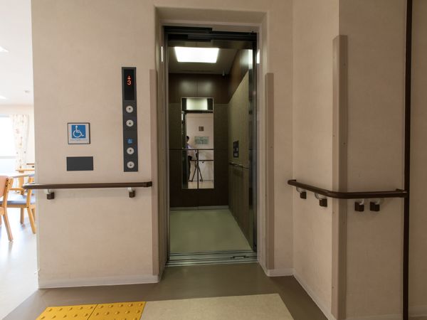 バリアフリーのエレベーター入口