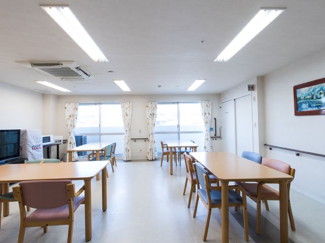 広々とした共有ダイニング 部屋 ゆったりとしたダイニングルームです。明るく清潔感のある空間で、利用者の方々の交流の場となっています。