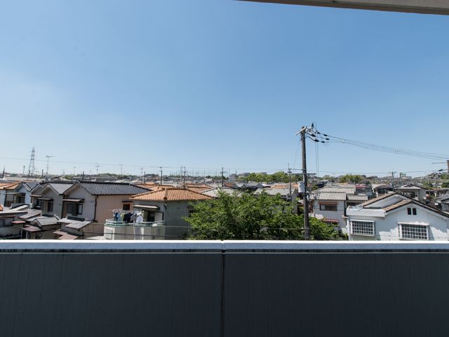 住宅が広がる景色 ベランダからの眺め 開放的な視界を確保したバルコニーからは、日々の心地よい風と共に地域の景色を望むことができ、リラックスした時を過ごせます。