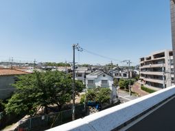 窓から見える穏やかな街並み