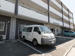 白とグレーの建物外観