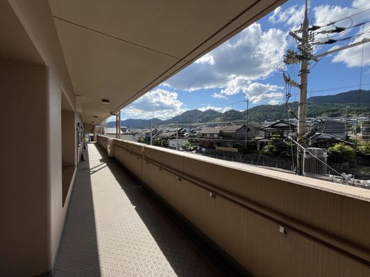 明るい廊下の風景