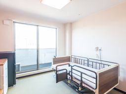 明るい個室の居室