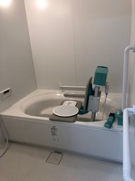 バリアフリーの明るい浴室