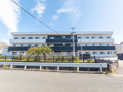 白と黒のモダンな外観