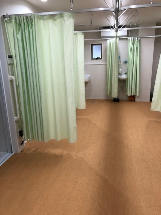 明るい個室のベッドサイド
