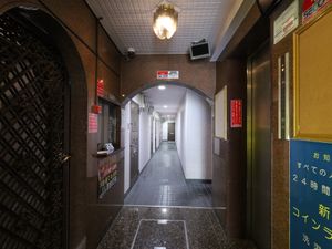 明るい廊下とエレベーター