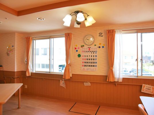 明るい広々とした食堂