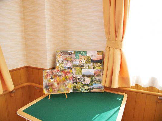 日差しの中のアートワーク