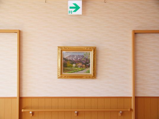 壁に掛けられた絵の居室