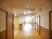 広々とした明るい廊下