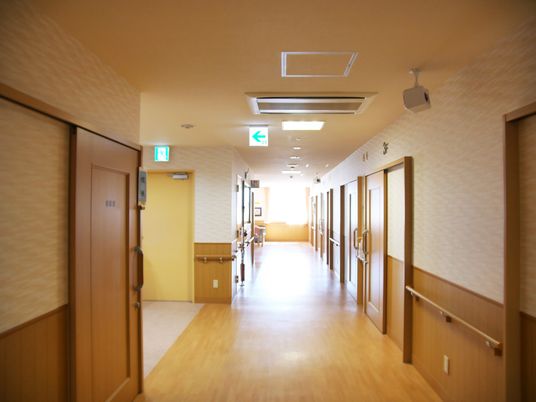 広々とした明るい廊下