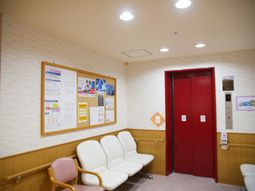 掲示物が並ぶ休憩室