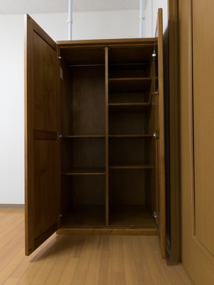 開いた木製のクローゼット