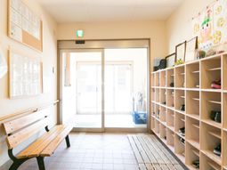 エントランスの木製ベンチ