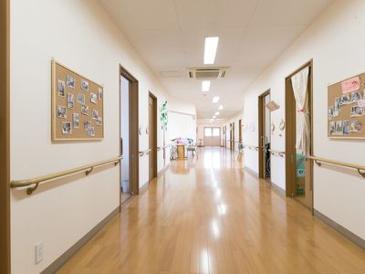 明るく広い施設の廊下