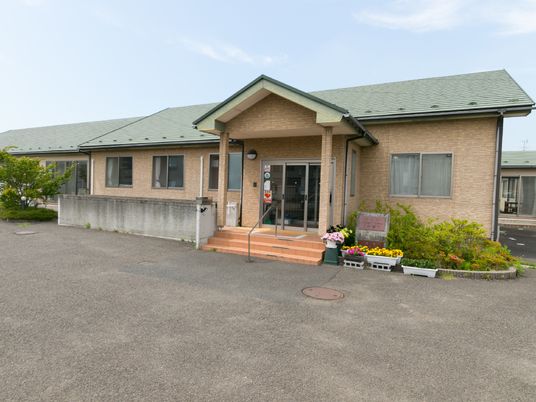 緑の屋根のあるエントランス