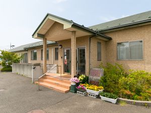 緑に囲まれたエントランス