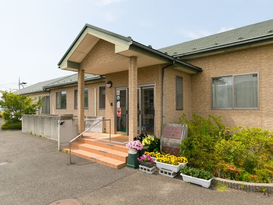 緑に囲まれたエントランス