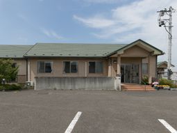 ゆったりとした建物の正面玄関