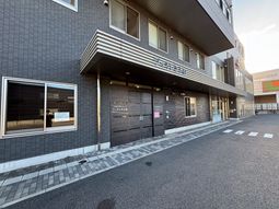 広い出入口の建物外観  