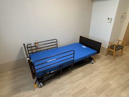 シンプルな居室の一部