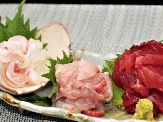 新鮮な刺身の盛り合わせ