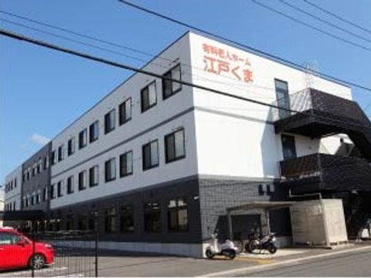 白と黒のモダンな外観