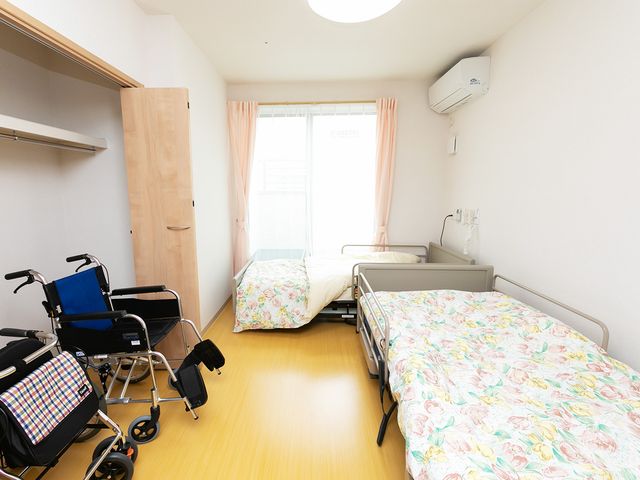明るい居室 居室 自然光が差し込む明るい居室です。車椅子の方も快適に移動できる広さを確保しています。
