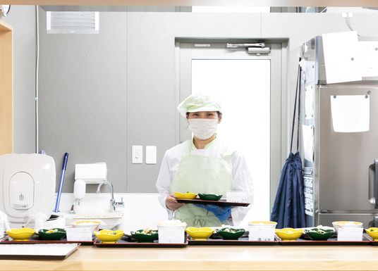 厨房で配膳をする様子
