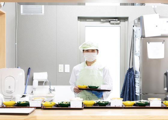 厨房で配膳をする様子