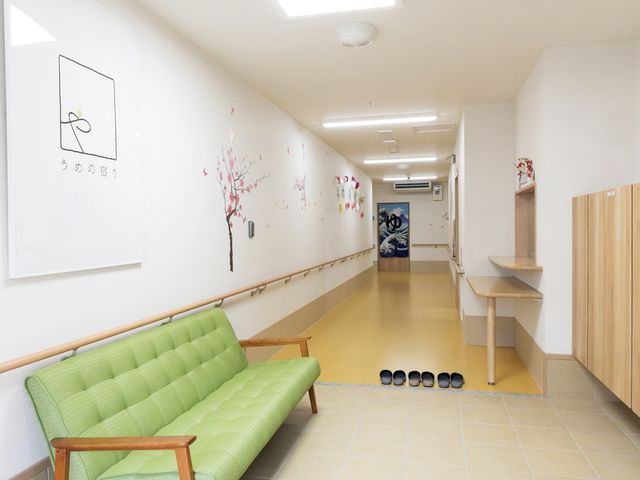 安全な通路の廊下 廊下 広々とした廊下は手すりが設置され、歩行が快適です。壁の装飾が明るさをプラスしています。