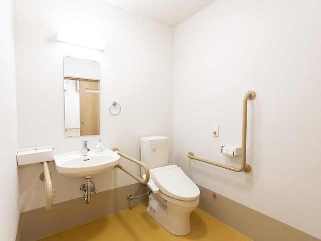 安全なトイレ空間 トイレ   手すりが設置された安全な空間です。清潔感あふれるデザインが特徴です。
