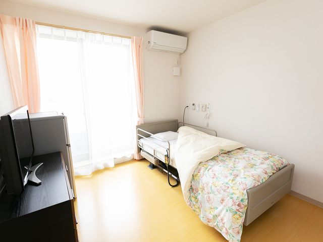 明るい寝室 居室 大きな窓から自然光が入る快適な居室です。清潔で落ち着いた雰囲気で、ゆっくり過ごせます。
