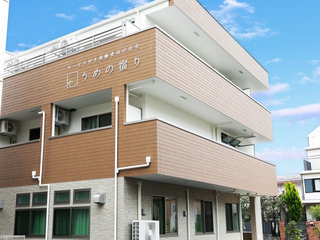 立派な建物の外観 外観 広々とした開放的な構造が特徴の建物です。青空の下、心地よい空間が広がっています。