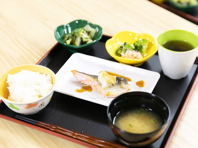 和食の食事プレート 料理 栄養バランスの取れた和食メニューが提供されています。栄養管理がしっかり行われています。