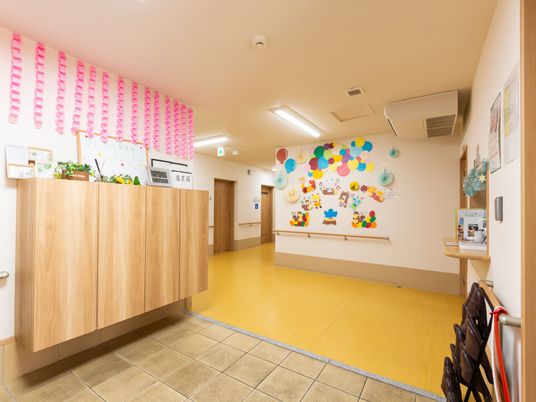 掲示物のある廊下