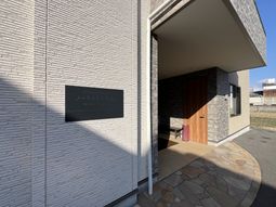 施設のエントランス