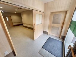 木目調の廊下と事務室  