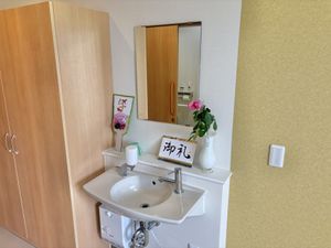 明るい洗面台と収納  