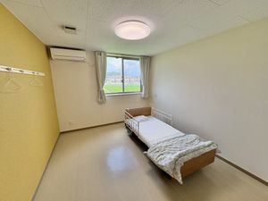 窓際の個室ベッド  
