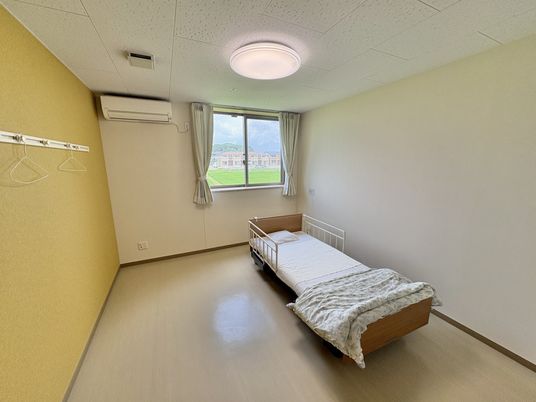 窓際の個室ベッド  
