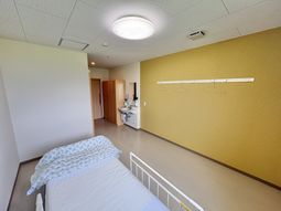 明るい個室の居室  