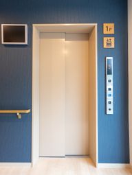 安全なエレベーターの入口