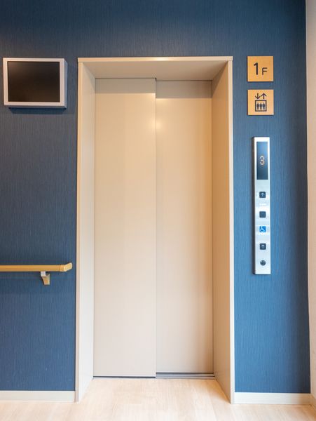 安全なエレベーターの入口